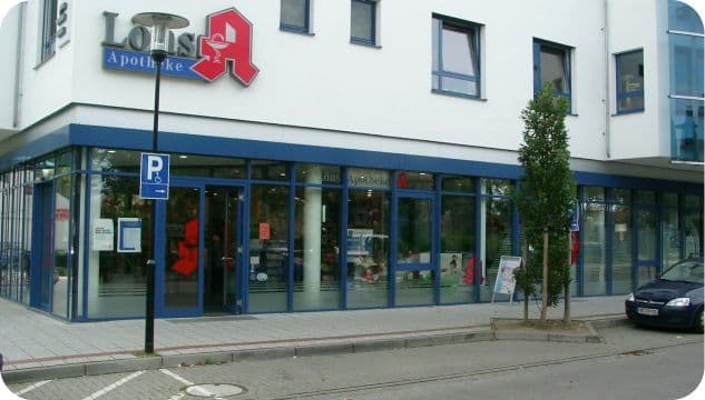 Außenansicht der Loens Apotheke am Standort